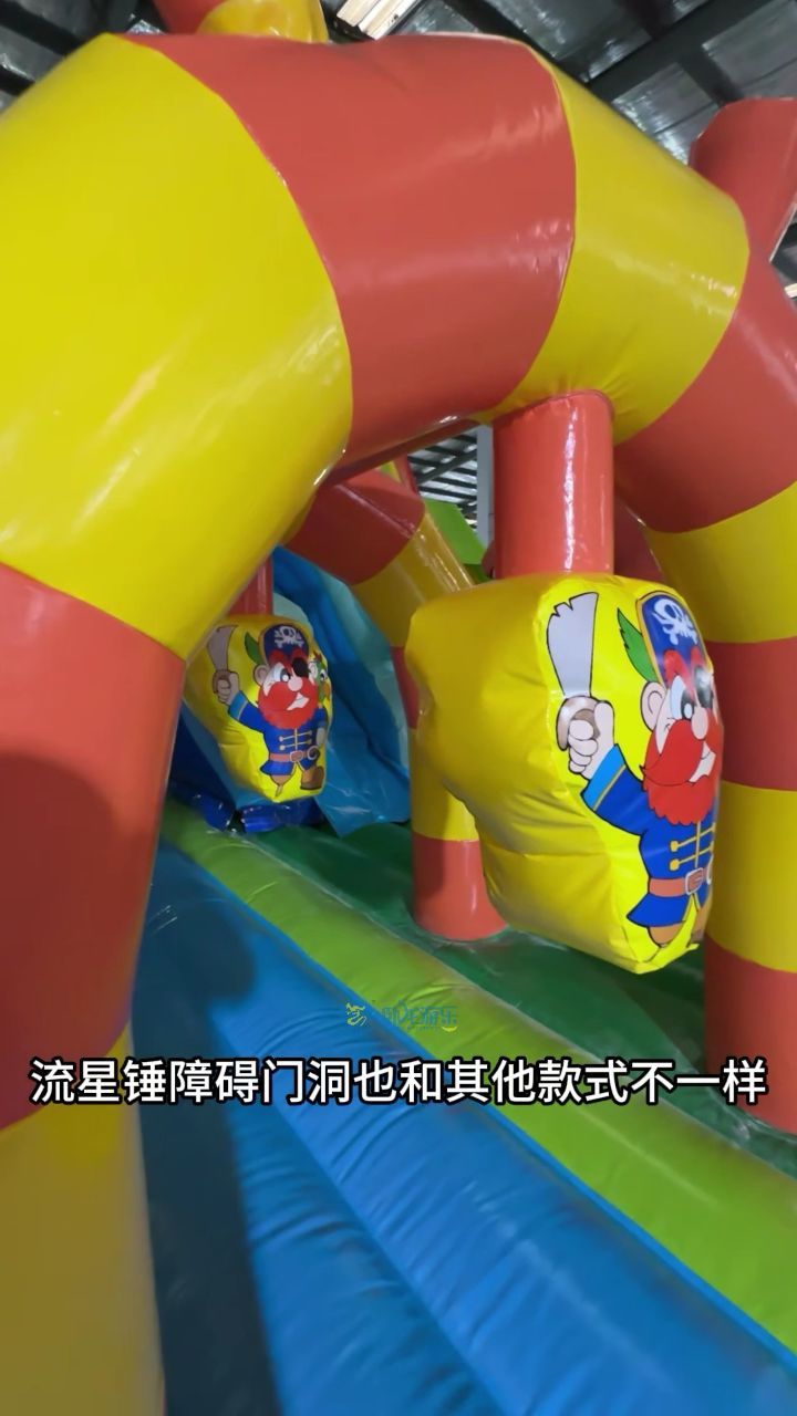 孩子们玩的充气城堡也有威风霸气的一面