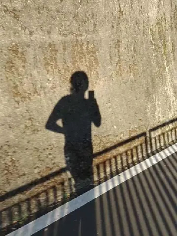 早上5点多5km,选了一条几乎没有人的路,太无聊就自拍自己的影子