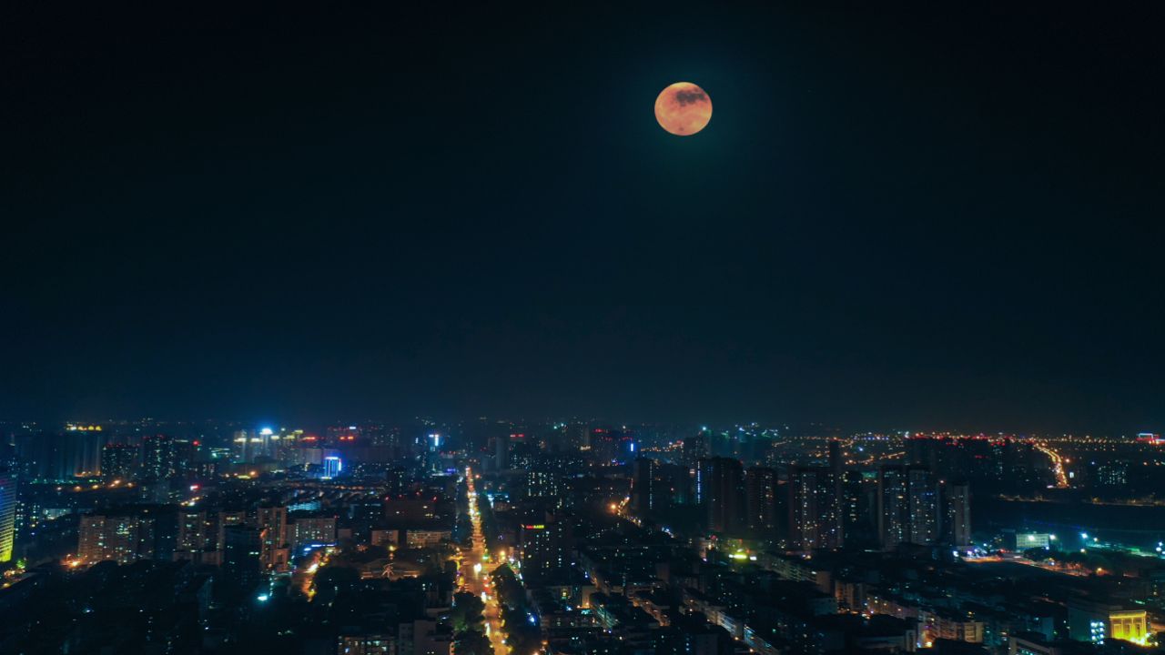 大暑月圆:青江夜色,城里的月光