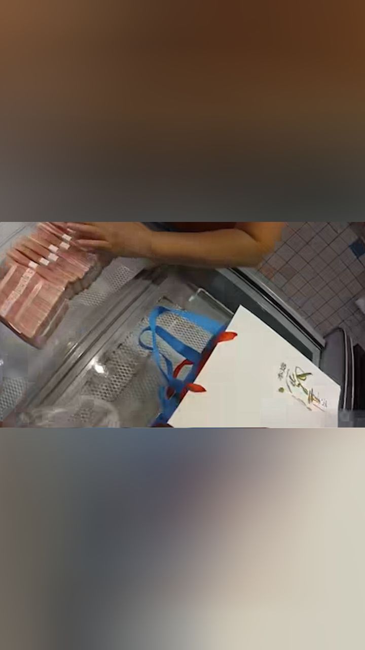 女子买炸肉落下手提袋,店员打开一看竟全是钱吓懵报警:20万现金