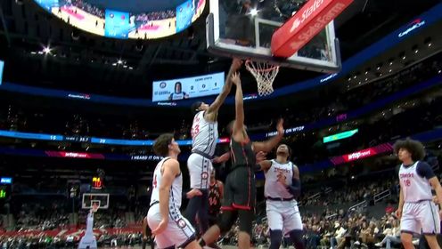 《NBA全场集锦》扎实脚步打破封锁 罗宾逊转身打板上篮完成进攻