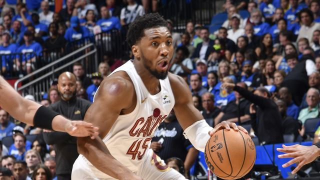 米切尔vs魔术集锦 手感不佳16中6得到13+5+7难挽颓势