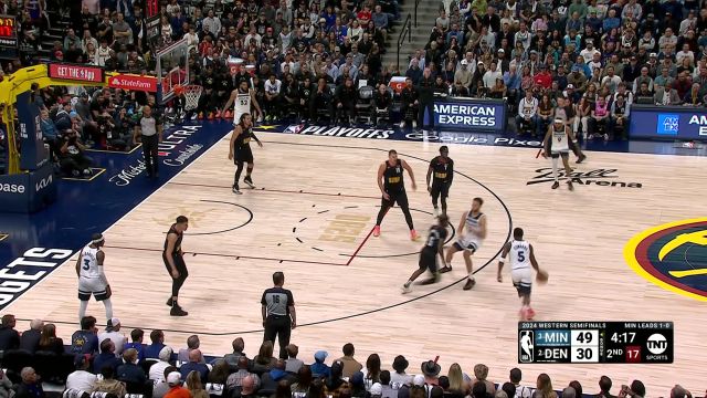 纯纯技术流！爱德华兹风骚背运直接将雷吉晃得单膝跪地