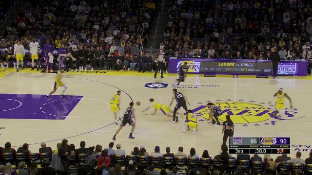 聪明哥聪明依旧 斯玛特篮下打进一球之后鱼跃扑救完成抢断