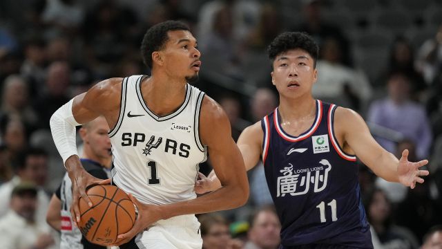 文班亚马vs广州龙狮集锦 出场16分钟拿9分10板7助3帽全能表现