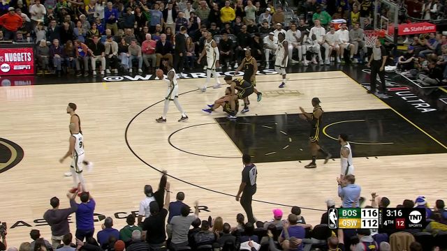 库里造布朗撞人犯规 回来一记超远三分分差追到只差一分