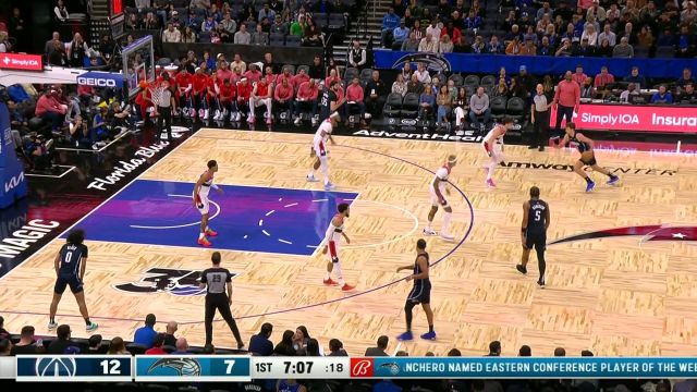 只见一道身影飞快闪过 萨格斯收到布莱克助攻空切拿下2+1