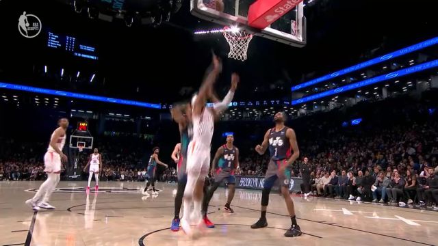 不放过任何拼抢机会 奥科吉篮下小手一点补篮得手打成2+1