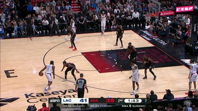 彩虹长传贯穿全场 理查德森四分卫式助攻连线巴特勒