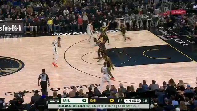 复出状态不错！字母哥滑翔上篮+暴力补扣连取4分