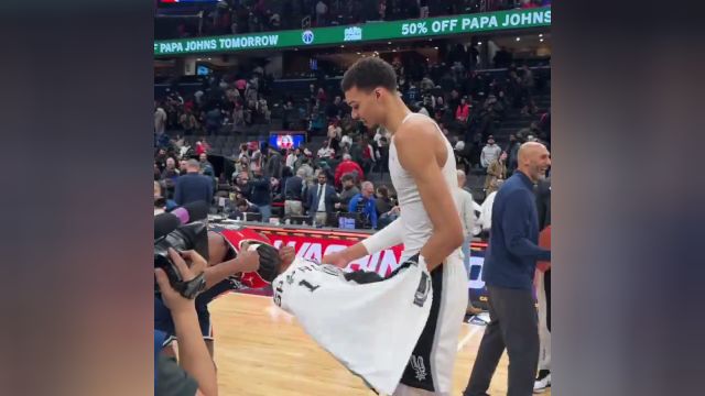 大都会老队友！文班和库利巴利赛后交换球衣