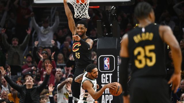 雄鹿95-135骑士 米切尔31+7字母哥缺阵骑士40分狂胜雄鹿