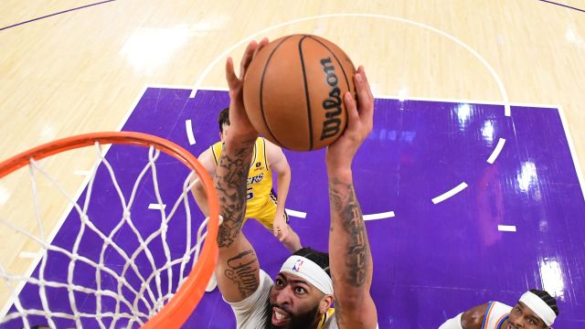 雷霆vs湖人五佳球 浓眉屡次肆虐篮筐 拉塞尔高难度三分杀死比赛