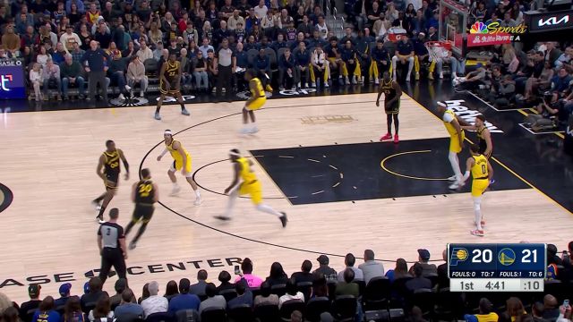 防成这样还能进！库里迎着防守超远三分极限命中