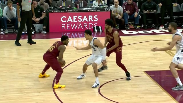 真正的大心脏球员 米切尔撤步打板三分帮助骑士反超比分