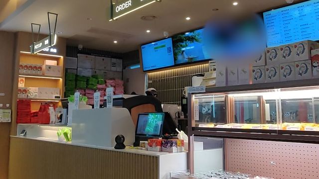 网曝“奈雪的茶”西安某店播放不雅视频,公司:怀疑系统被黑,已报警