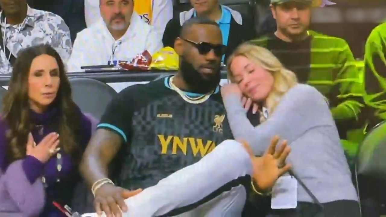 和老阿姨们热聊!詹姆斯乖坐替补席 老板珍妮巴斯投怀送抱太深情