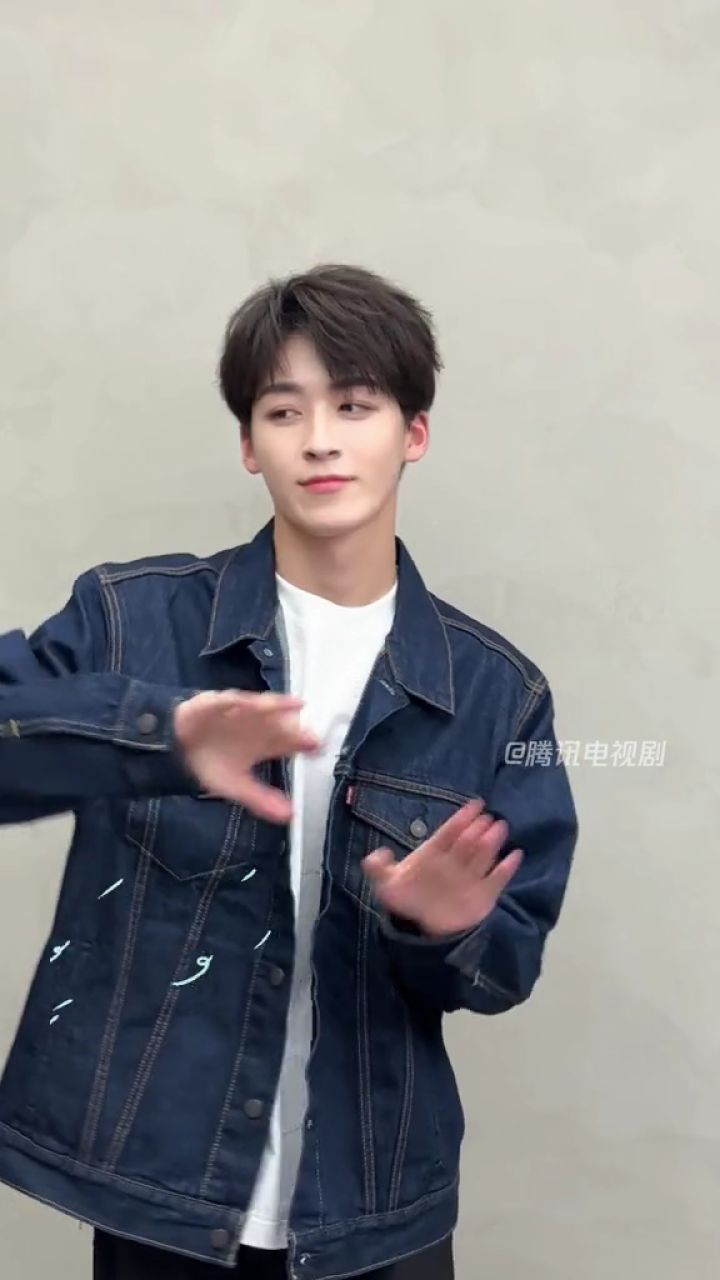 何洛洛 超帅的手势舞来啦!#pullup 今天也是被帅到的一天啊!