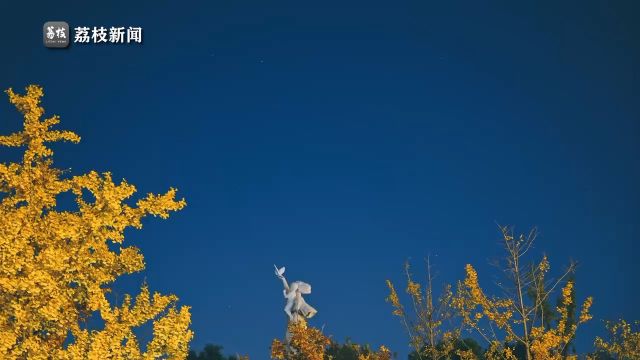 愿和平永续!延时摄影记录和平女神像上空星空璀璨