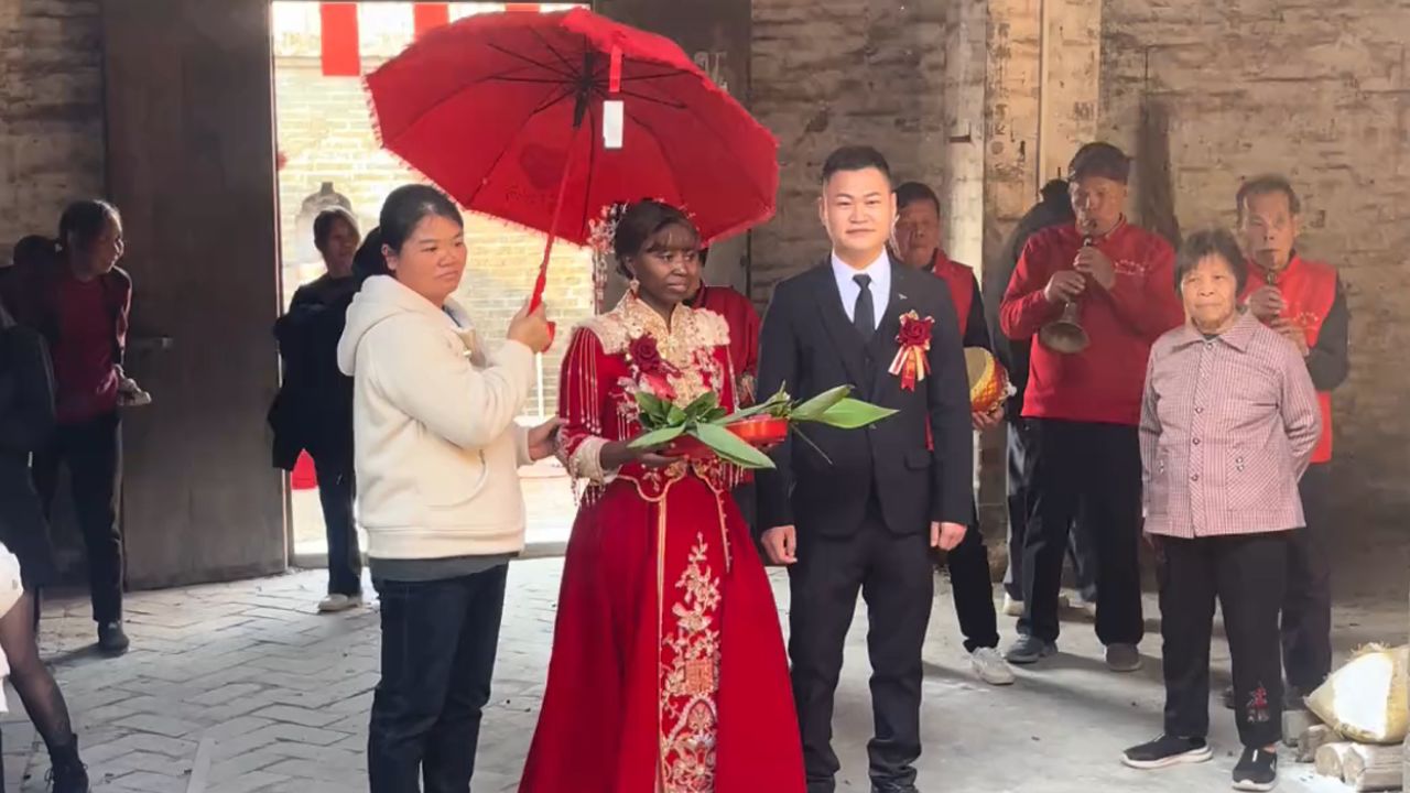 广西小伙娶非洲媳妇回家,婚礼现场曝光引网友祝福,旁边大妈表情亮了_高清1080P在线观看平台_腾讯视频