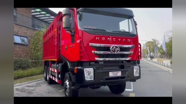 6x6的杰狮自卸车很少见 上汽红岩2024年会打探全驱C500自卸出口车型