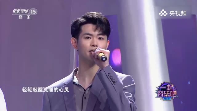 群星演唱音《明天会更好》,歌声悠扬,台下观众落泪