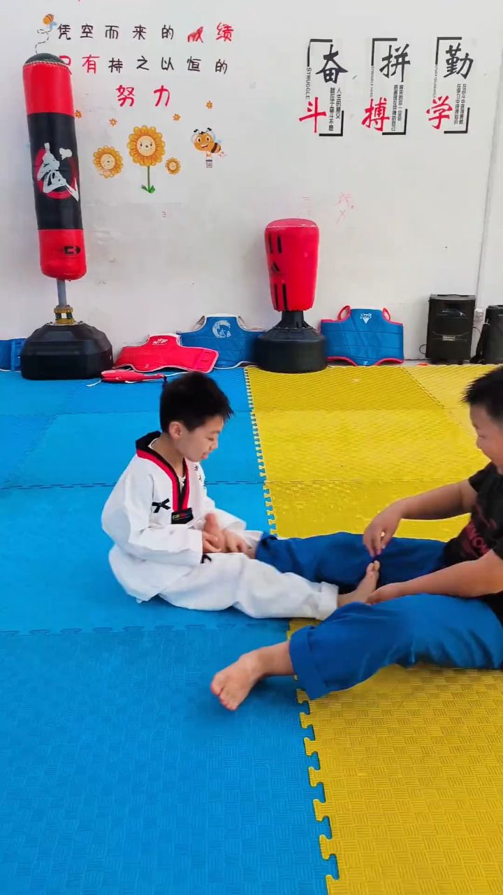 跆拳道萌娃挠脚心,开心快乐过好每一天_高清1080P在线观看平台_腾讯视频