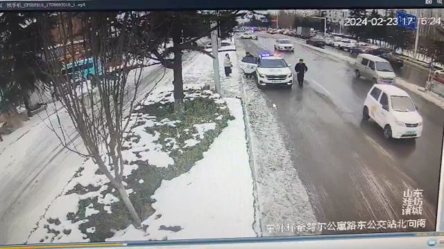 潍坊诸城:市民手机遗失两天,民警雪堆中寻回