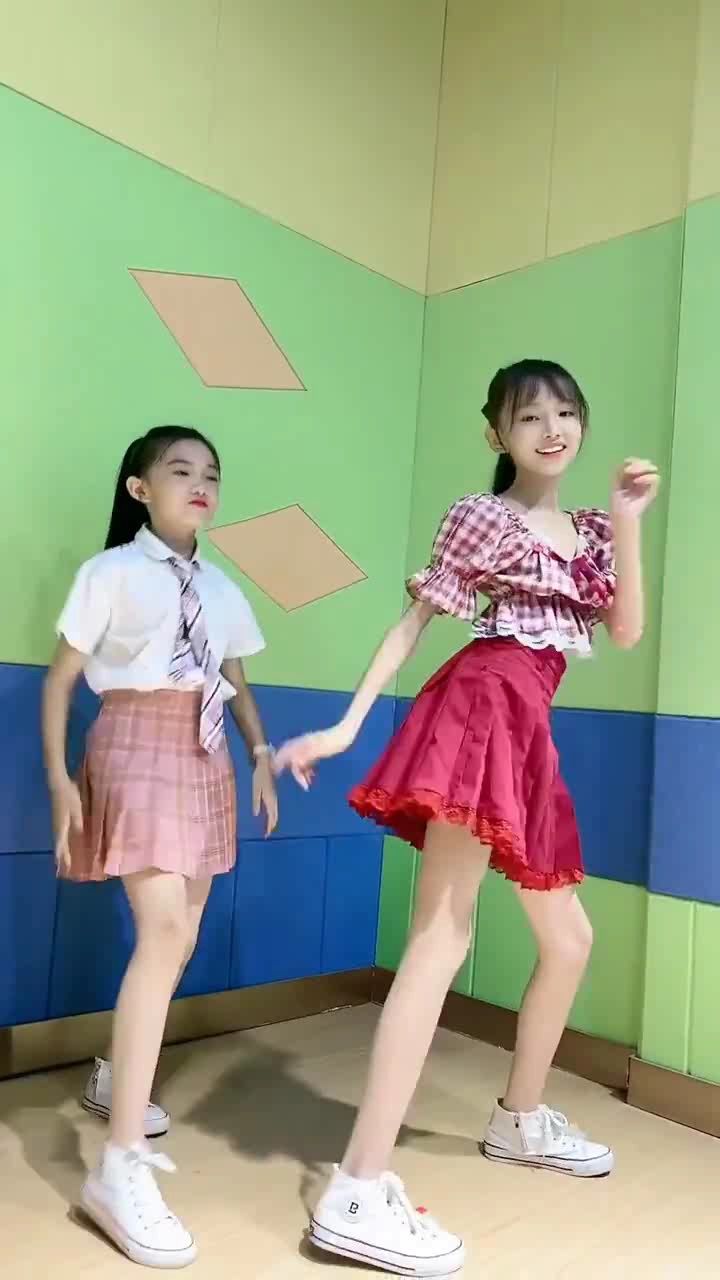 童模宋小睿教妹妹二美丽跳舞,姐妹俩为了能红,都够哦拼的