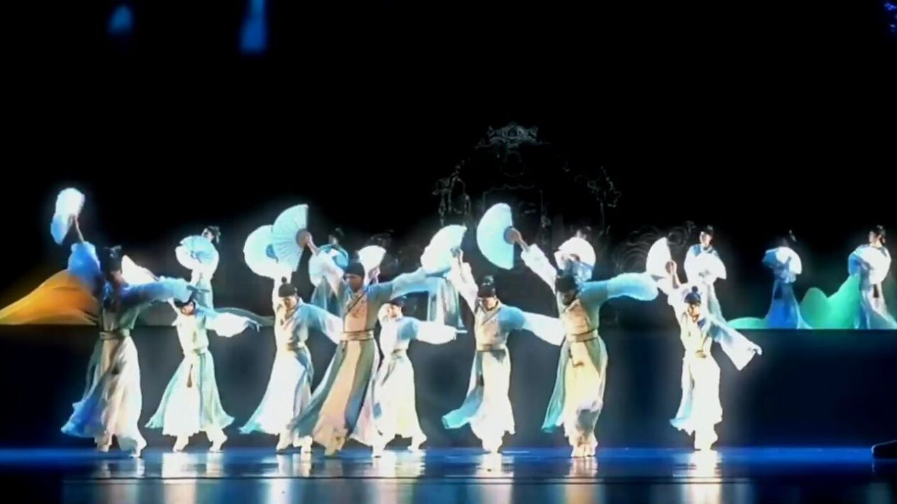 永远记得小时候第一次在"央视春晚舞蹈"全是聋哑人的《千手观音》