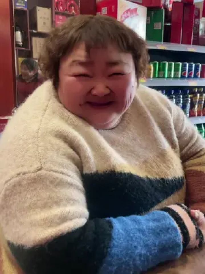 今年第一次见300斤又胖了10斤,但是依然很漂亮,小酒窝,圆圆的脸蛋