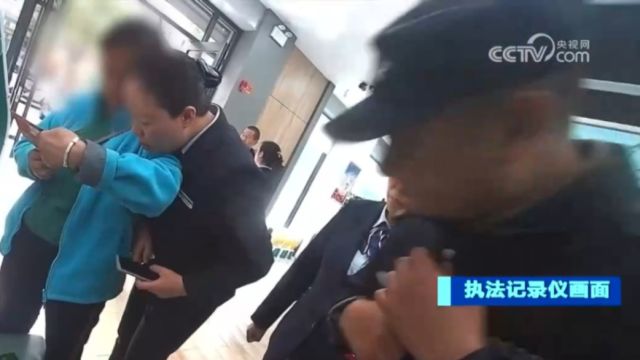 湖北襄阳:女子落入电诈陷阱欲转账,民警劝阻