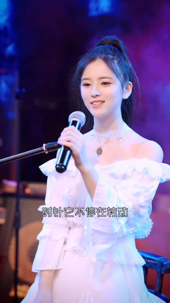 一喜唱歌的女生,不专业歌手,不懂技巧.