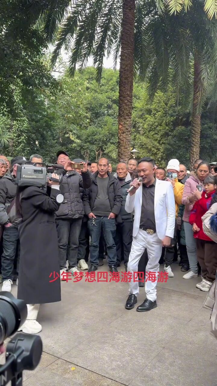流浪歌手阿龙励志演唱江湖现场记者观众千人围观