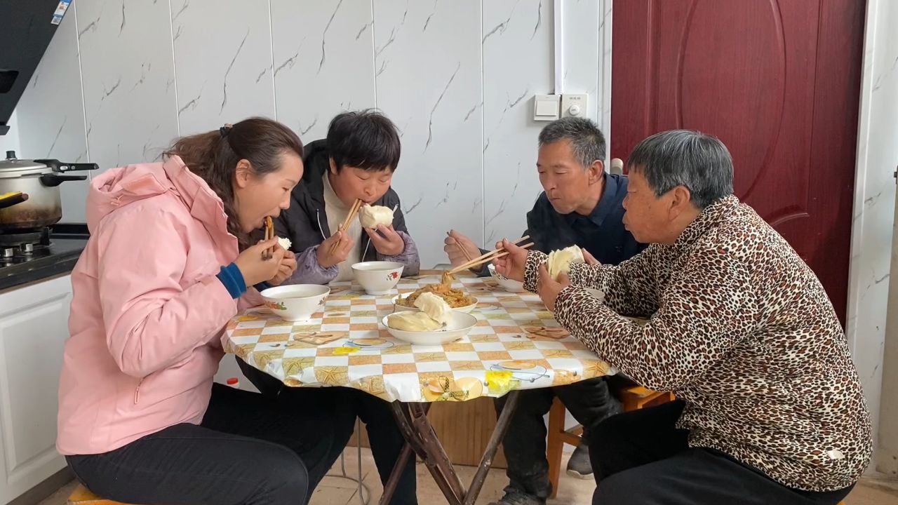 倔媳妇带奶奶老妈理发,姑姑在家照顾爷爷做后勤,相亲相爱一家人