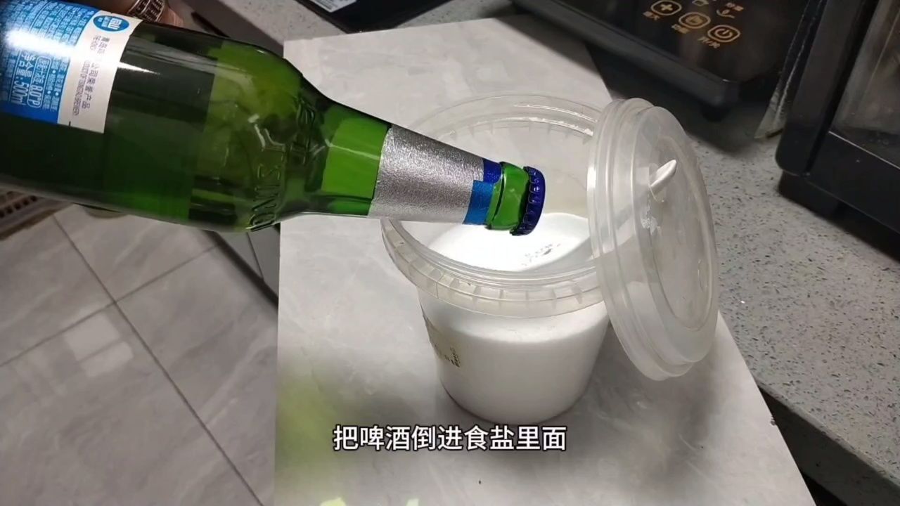 把食盐倒进啤酒里,效果真强大!解决男女20年的大困扰,涨见识