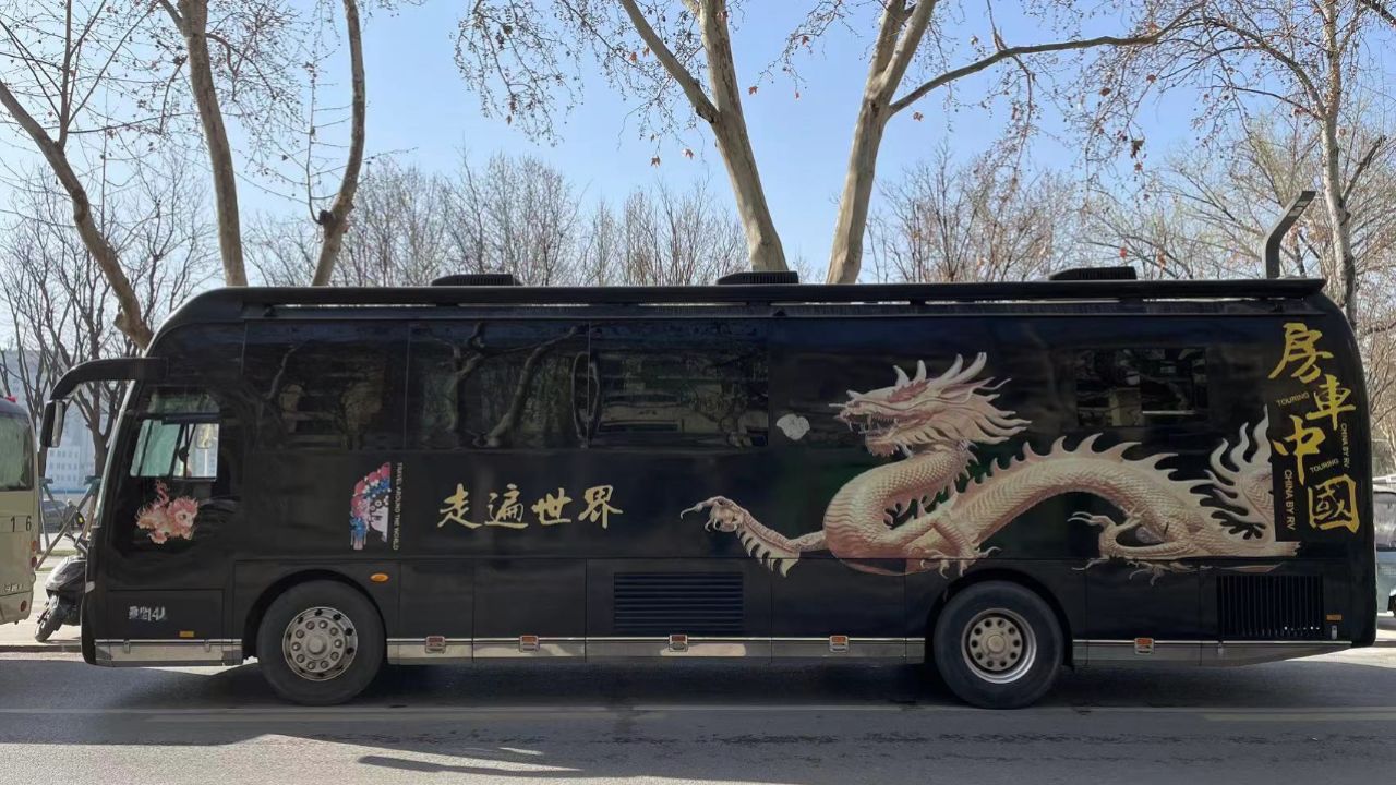 实拍奔驰a型大巴房车