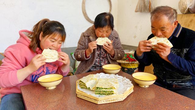 今天做韭菜鸡蛋菜馍,外焦里鲜,一口饼一口菜真解馋