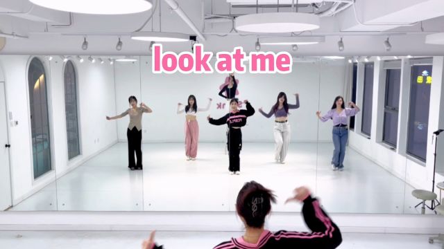 twice超元气非主打《look at me》𐟒–