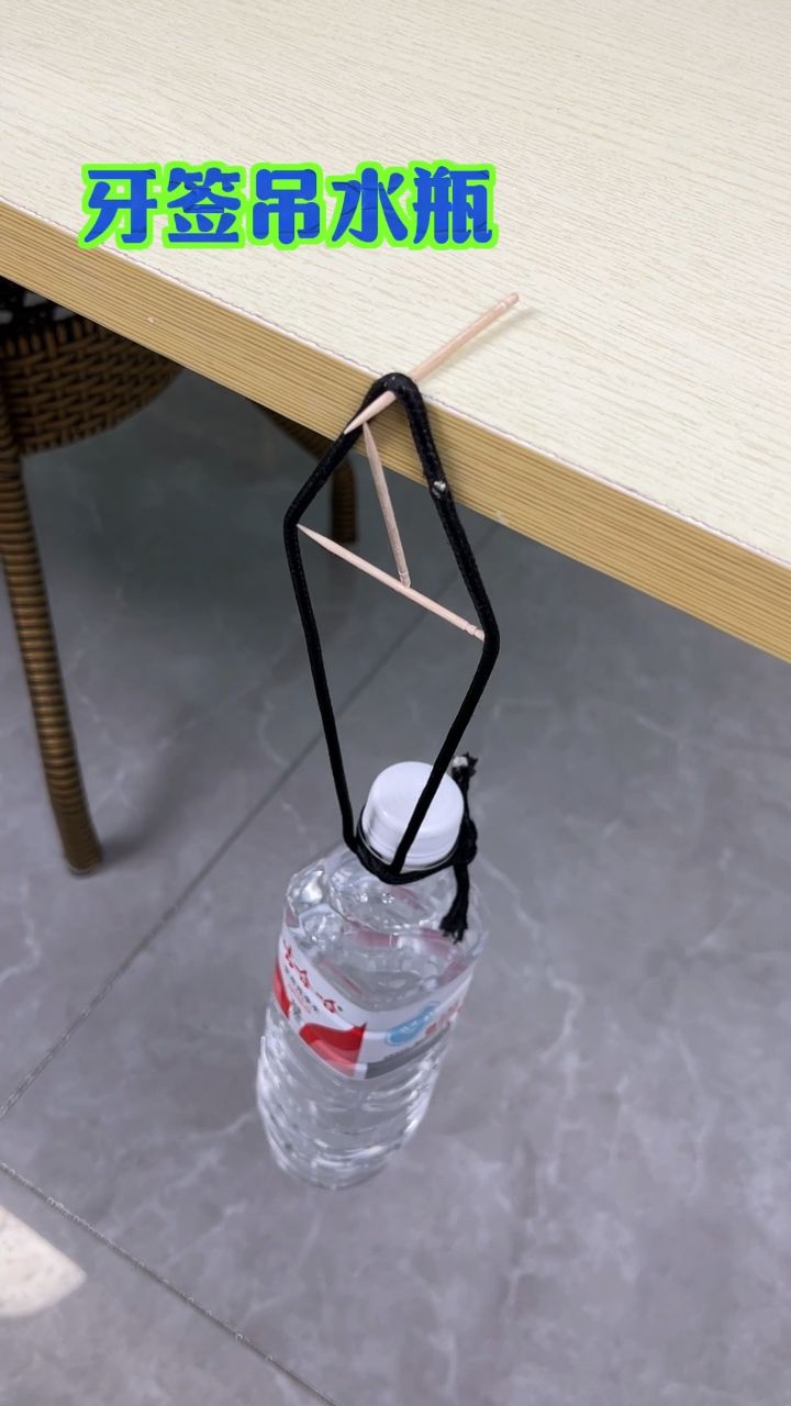 三根牙签力大无穷,竟然可以吊起水瓶,这是啥原理?