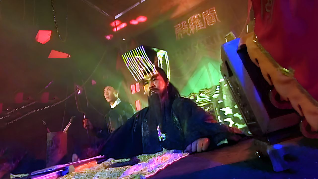 女鬼生前专讲人坏话,来到阴曹地府后,被阎王爷罚受拔舌之酷刑!