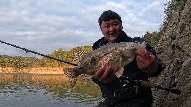 鳜鱼季节真的要来临,深水拔公斤鳜是什么体验,看到鱼瞬间好激动