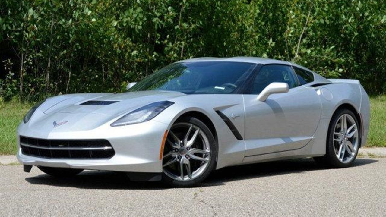 女子追尾五菱超跑,被告知修车要25万,网友:这是哪家产的五菱