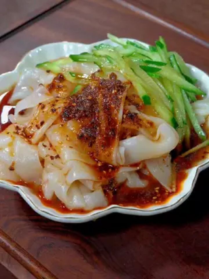 足不出户,在家也能吃到正宗的汉中热米皮.米皮q弹筋道,香辣又好吃.