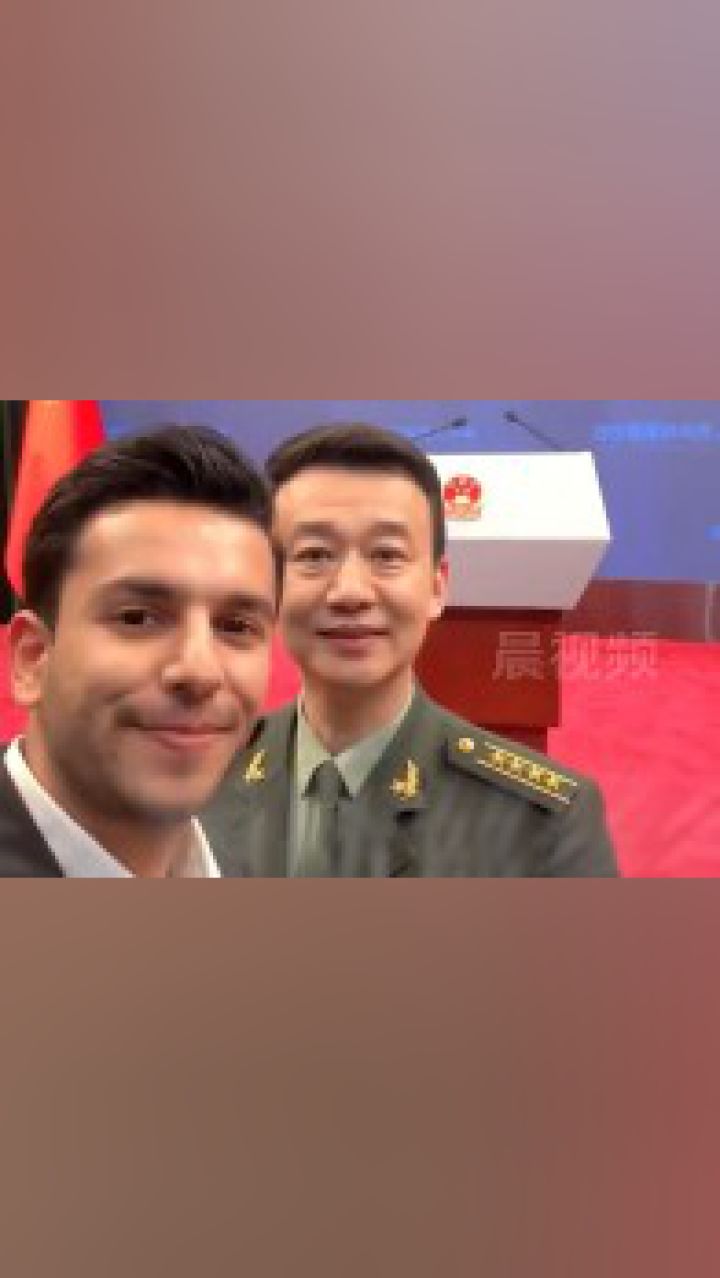 跳科目三的小伙子被吴谦大校夸赞:中文非常好,能客观讲述中国故事