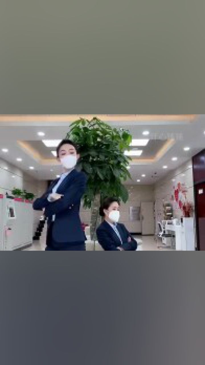 银行的小姐姐跳舞,没想到俩人配合的挺默契,让我都羡慕了!#搞笑