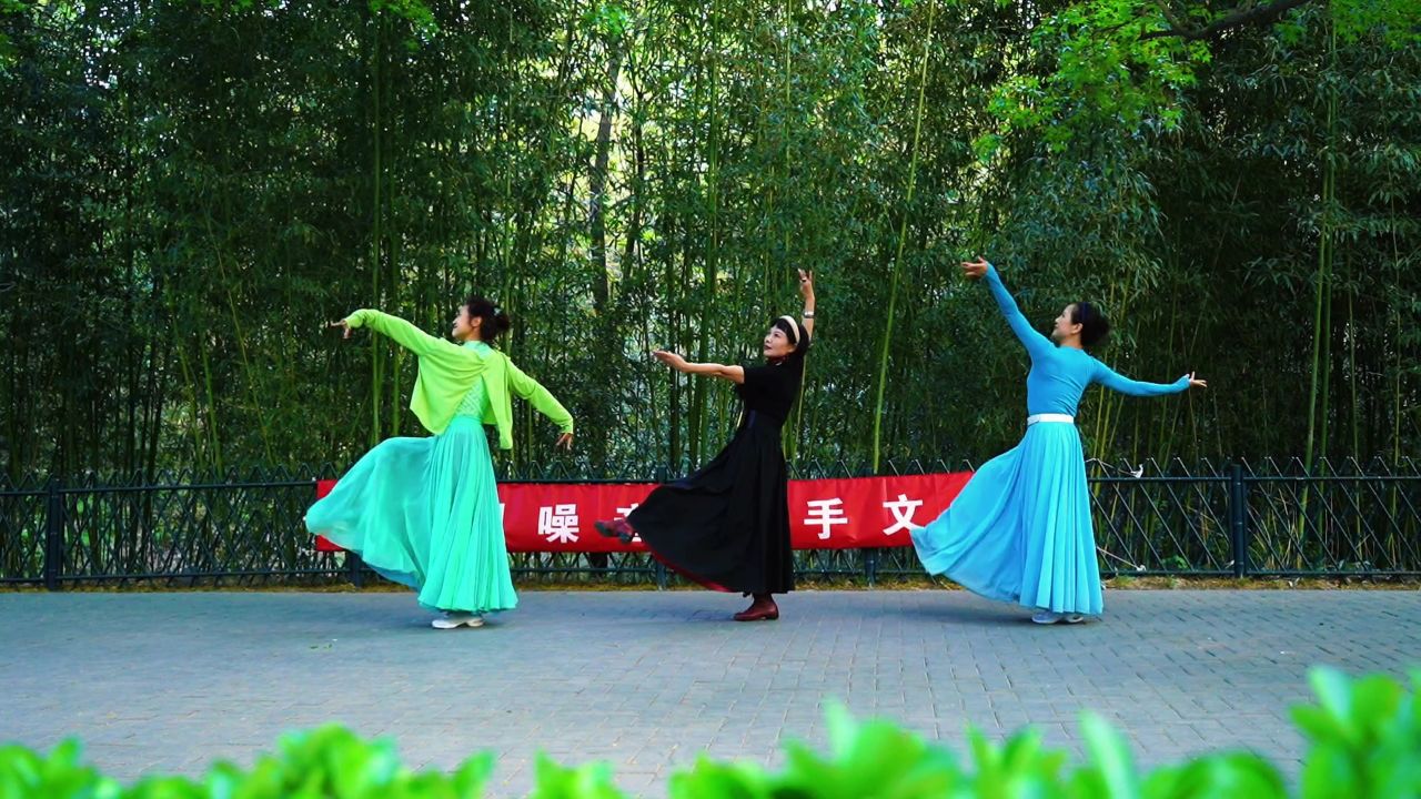 相约紫竹广场舞《相思月》歌曲悦耳动听,杜老师动作优美大气