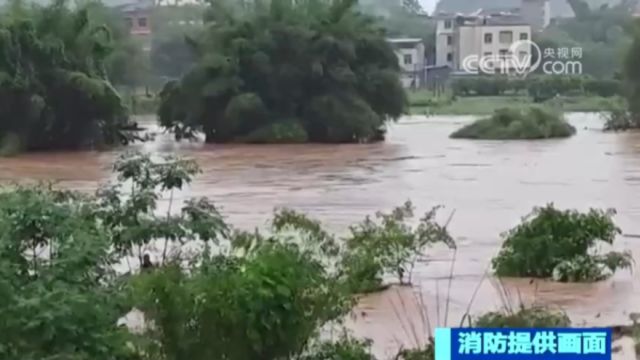 受强降雨影响,广西藤县部分厂房屋顶被强风掀起,塌落一地