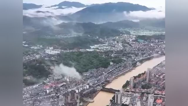 南方多地遭遇强降雨,江西全南:桃江河水位下降但依然维持在高位