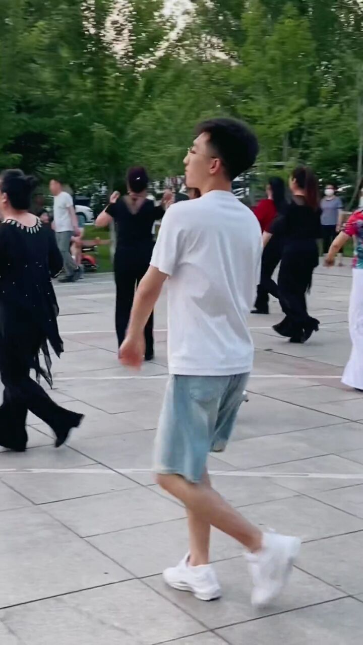 吉舞小王子果果领舞,真帅!